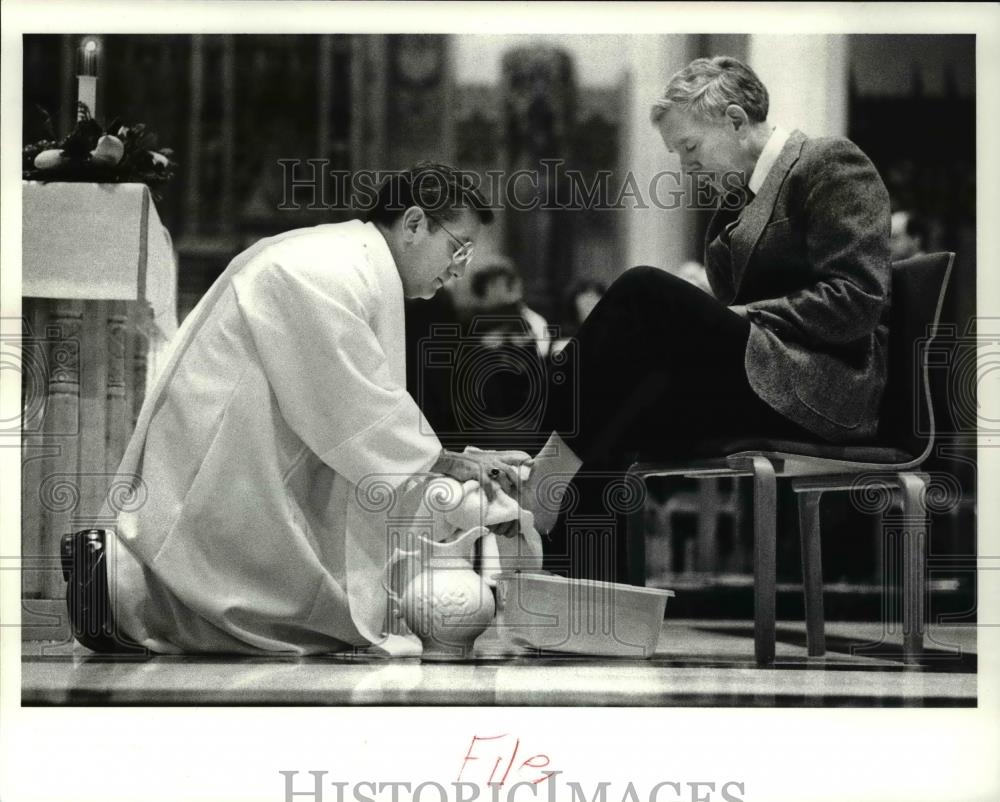 1989 Press Photo Bishop Anthony Pilla washes feet of Jim Nestor - cva38715 - Historic Images