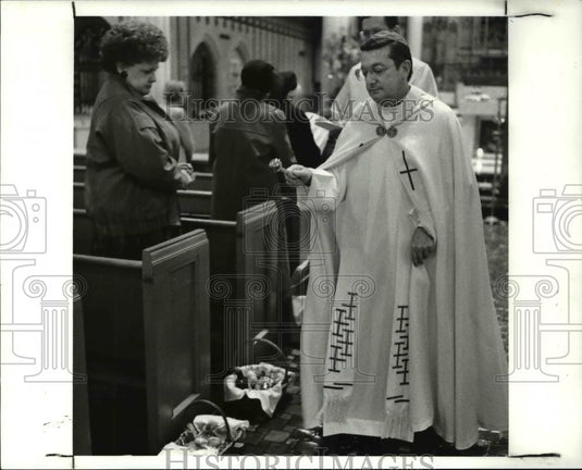 1989 Press Photo Bishop Anthony Pilla blesses Easter food basket during ceremony - Historic Images