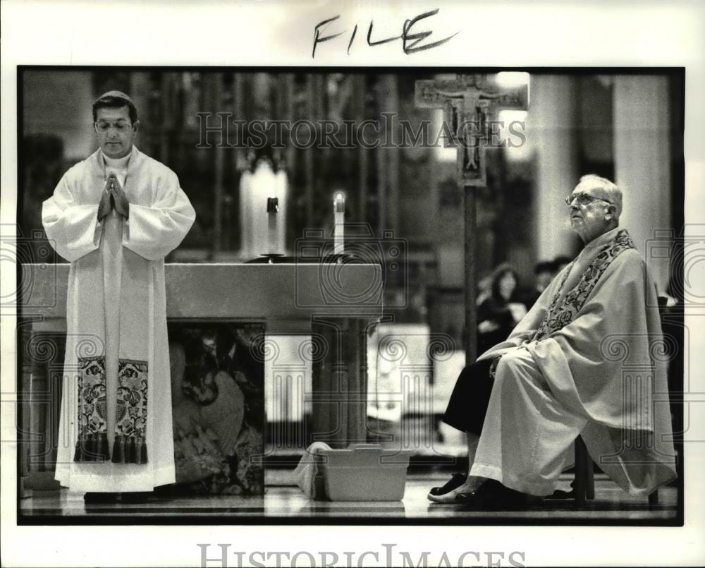 1988 Press Photo Bishop Anthony Pilla pray after washing Rev McMahon&#39;s foot - Historic Images