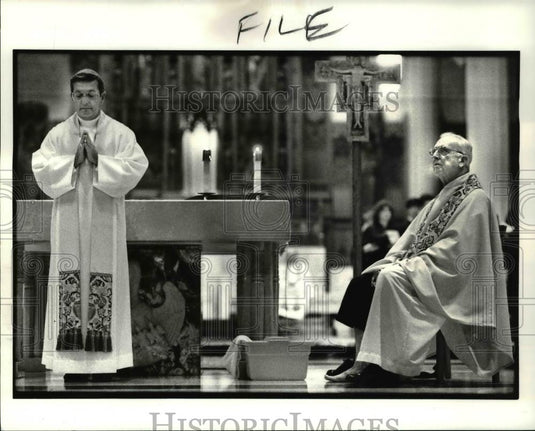 1988 Press Photo Bishop Anthony Pilla pray after washing Rev McMahon's foot - Historic Images