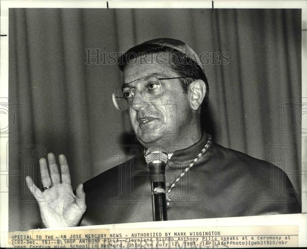 1987 Press Photo Bishop Anthony Pilla speaks at Lumin Cordium closing ceremonony - Historic Images