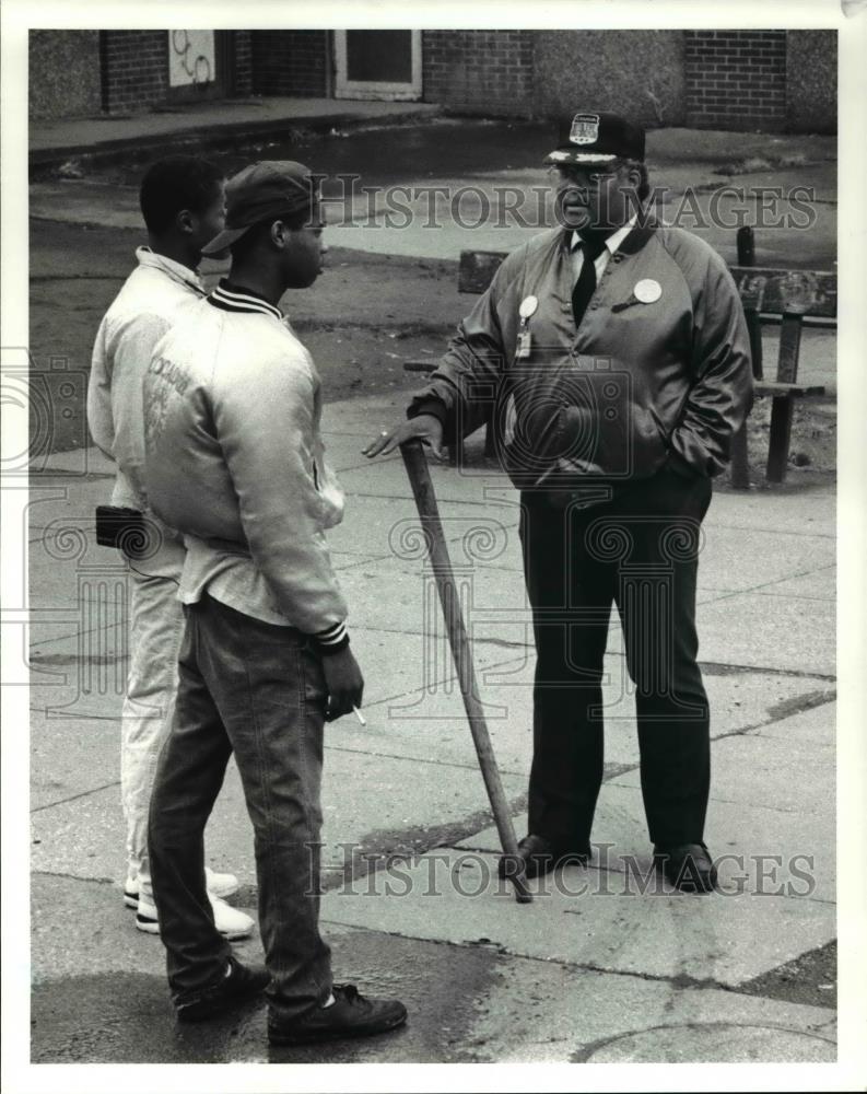 1989 Press Photo John Rose speaks to two youth at Riverview Apartments - Historic Images