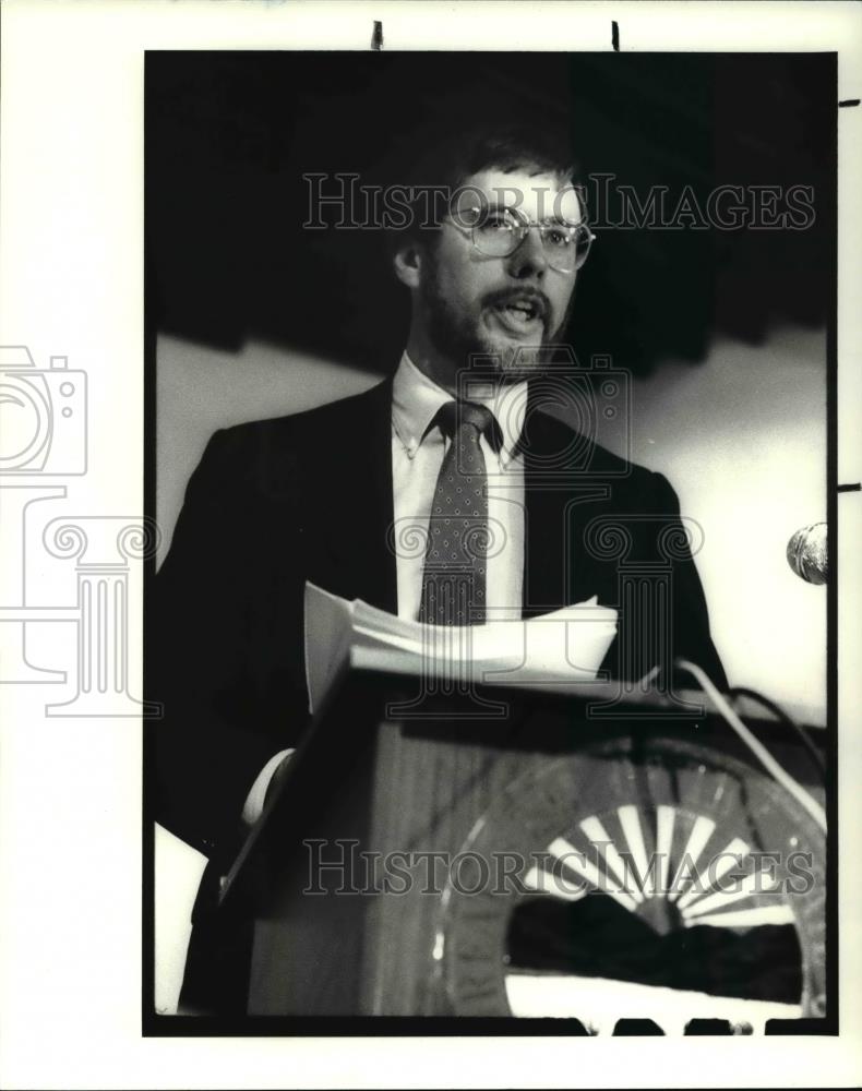 1988 Press Photo Richard Rosenberry talks about PUCO reports on CEI - cva38740 - Historic Images