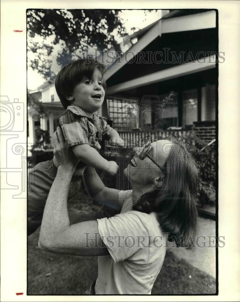 1980 Press Photo Scarlett Rose plays with son, Alex - cva38744 - Historic Images