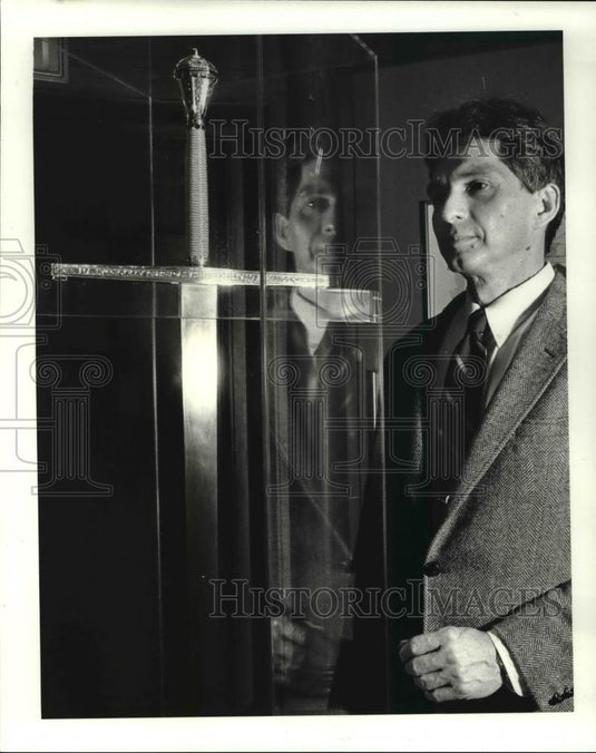 1986 Press Photo Kermit Pike looks at the King John sword - cva38756 - Historic Images