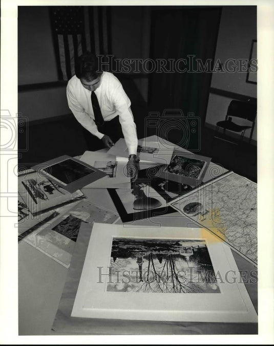 1991 Press Photo Kermit Pike shows rare prints for the Western Reserve auction - Historic Images