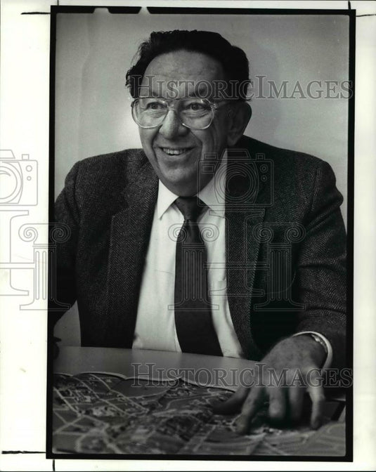 1988 Press Photo Joseph D Piggott describes the evolution of University Circle - Historic Images