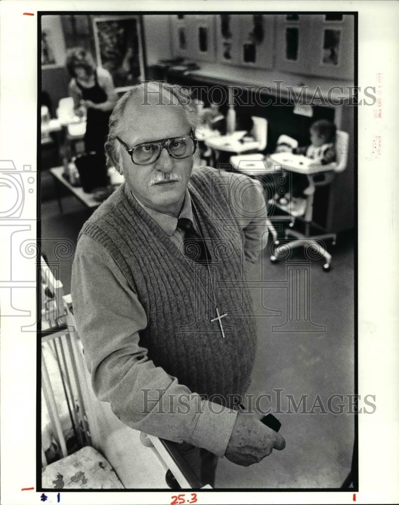 1986 Press Photo Don PIttaway, director of Merrik House in the daycare center - Historic Images