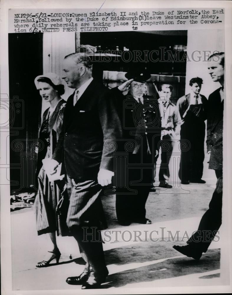 1953 Press Photo Queen Elizabeth II &amp; Duke of Norfolk Leave Westminster Abbey - Historic Images