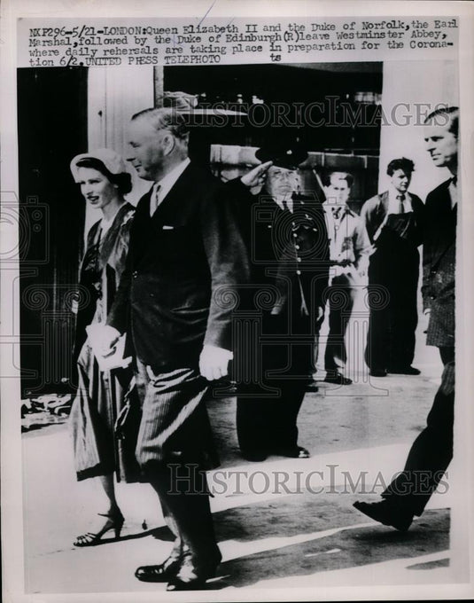 1953 Press Photo Queen Elizabeth II & Duke of Norfolk Leave Westminster Abbey - Historic Images