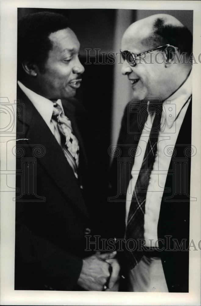 1978 Press Photo Arnold Pinkney greets Charles W. Leftwich - cva38839 - Historic Images