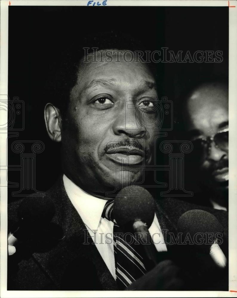 1985 Press Photo Arnold Pinkney talks to newsmedia after being found guilty - Historic Images