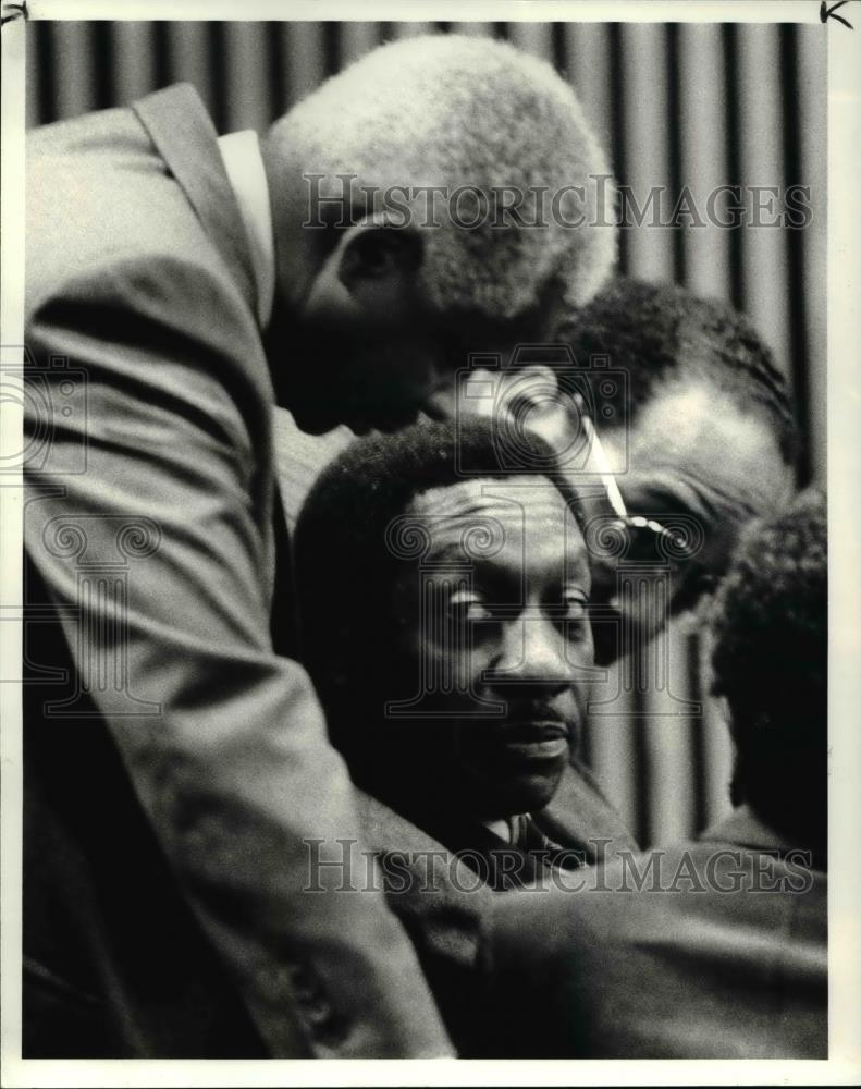 1985 Press Photo Arnold Pinkney surrounded after the verdict was announced - Historic Images