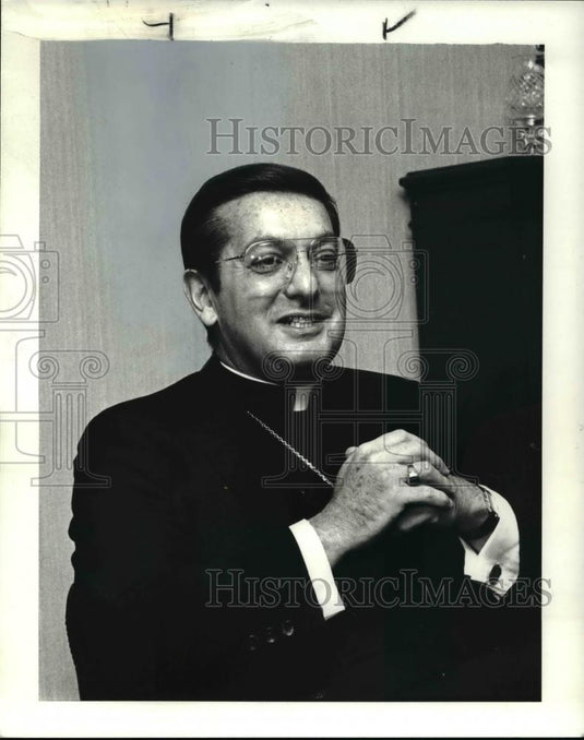 1986 Press Photo Bishop Anthony M. Pilla being interviewed for a Christmas story - Historic Images