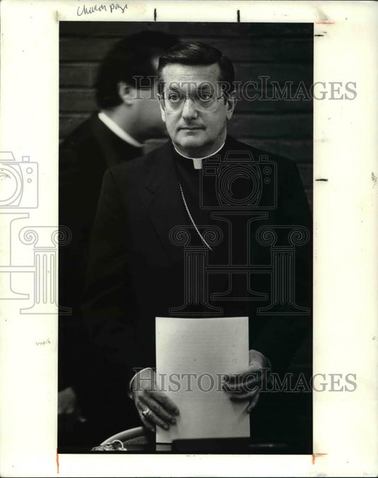 1988 Press Photo Bishop Anthony Pilla announces Catholic Aides study results - Historic Images