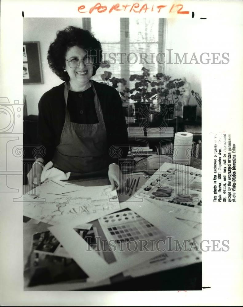 1989 Press Photo Gloria Plevin works on her sketches - cva38886 - Historic Images