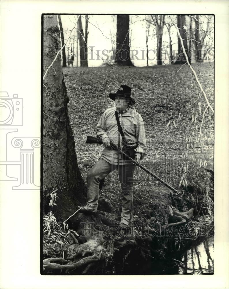 1980 Press Photo John Plybon with his hunting gun - cva38893 - Historic Images