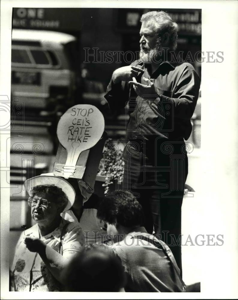 1982 Press Photo Toni Podojil speaks against CEI rate hikes - cva38896 - Historic Images