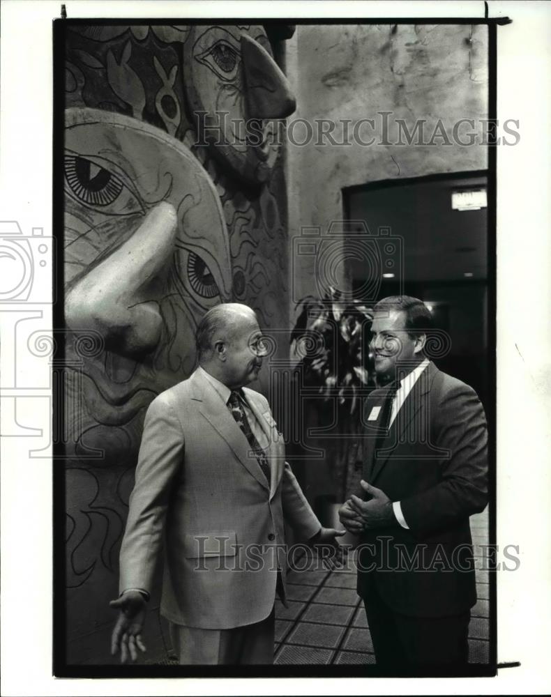 1987 Press Photo Mayor Donald L Plusquellio talks to Fred Qeisenheim - Historic Images