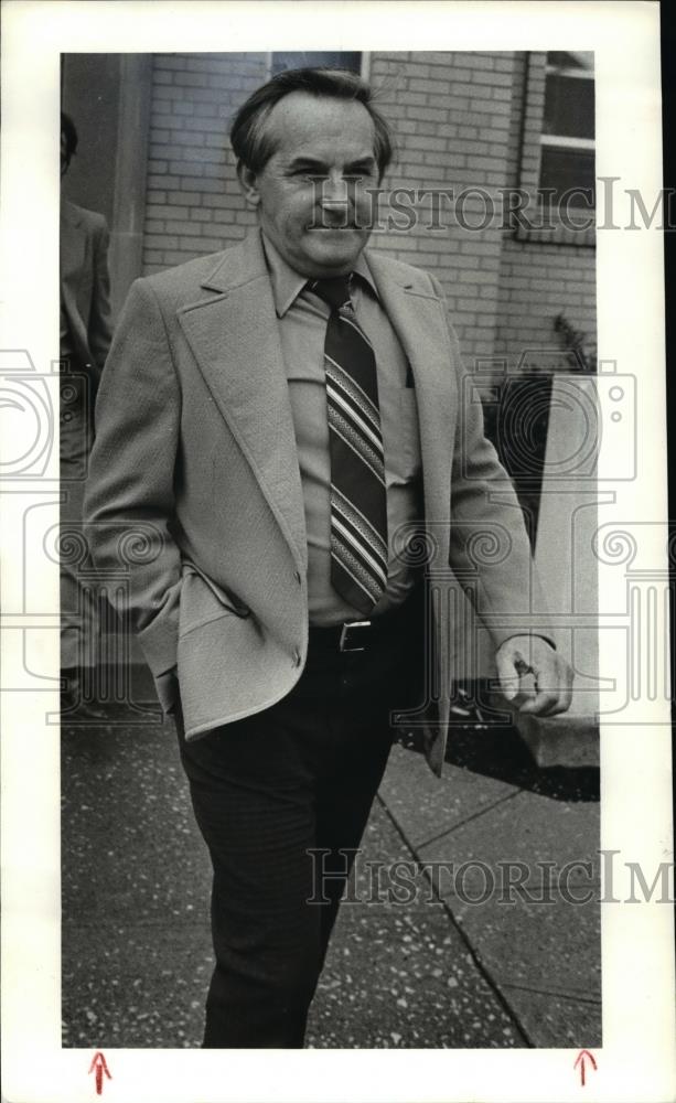 1981 Press Photo Raymond Podborny leaves morgue after id&#39;ng his brother&#39;s body - Historic Images