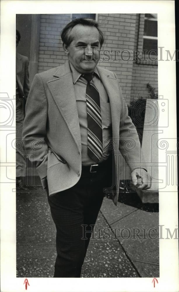 1981 Press Photo Raymond Podborny leaves morgue after id'ng his brother's body - Historic Images