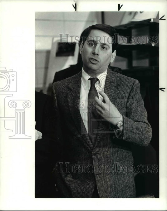 1989 Press Photo Councilman Michael Polensek asks for calm at press conference - Historic Images