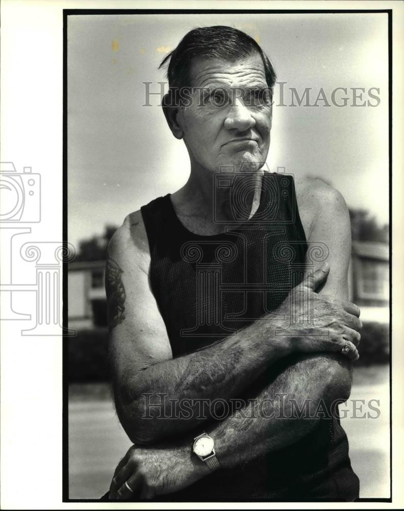 1988 Press Photo Former boat owner, Joe Pollack looks at damage done by fire - Historic Images