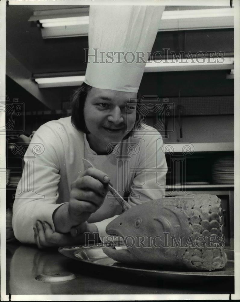 1982 Press Photo Steve Pollack painting a fish - cva38928 - Historic Images