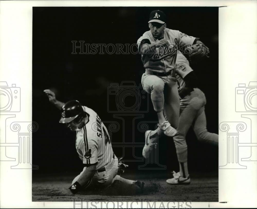 1990 Press Photo A&#39;s baseman Walt Weiss turns the double play in the 4th inning - Historic Images