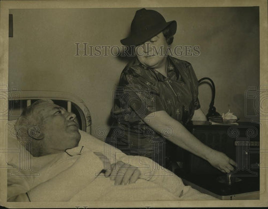 1937 Press Photo Tris Speaker and wife. - cvb76341 - Historic Images