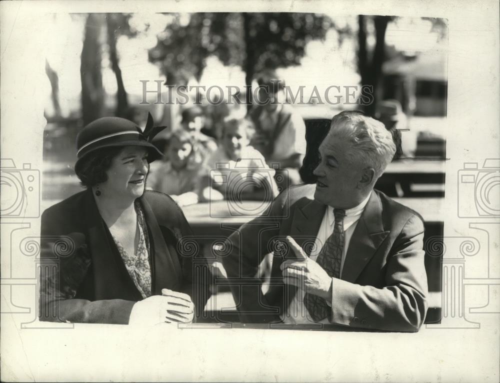 1934 Press Photo Mrs. Katherine McLaughlin and Johnny Kilbone talking. - Historic Images