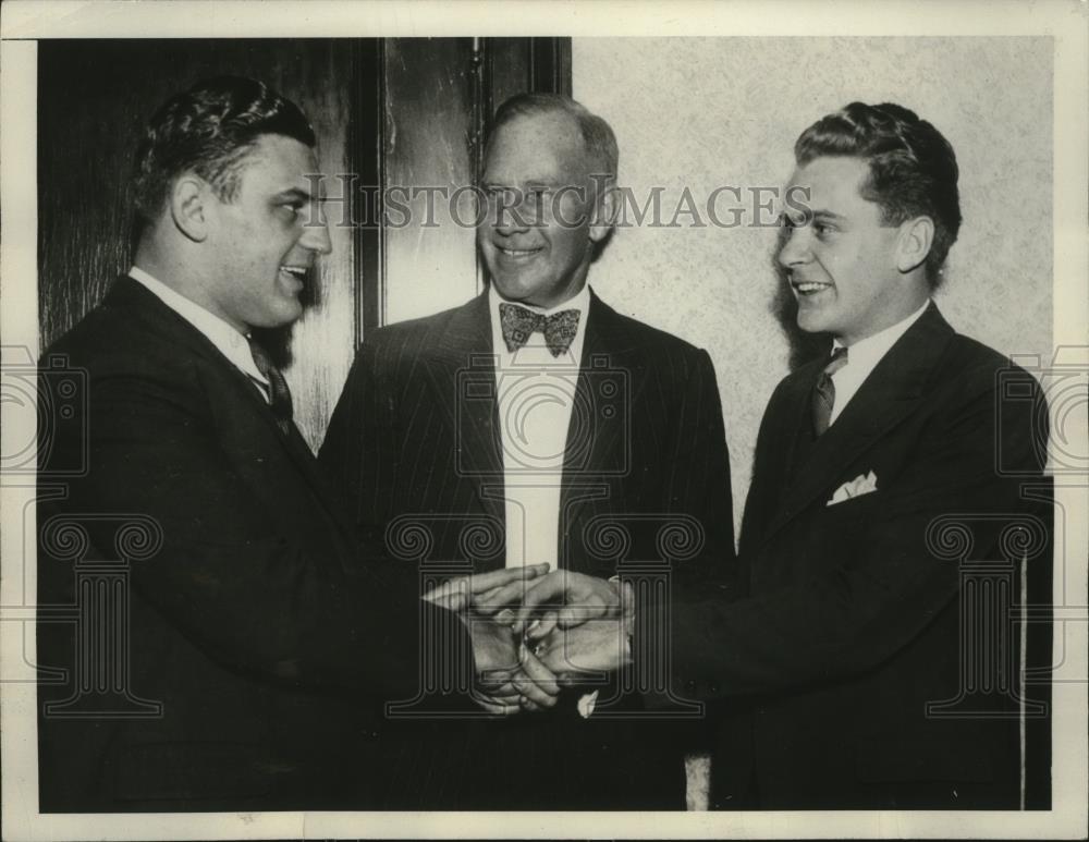1930 Press Photo Dean Cromwell of Southern California With Two World Champion - Historic Images