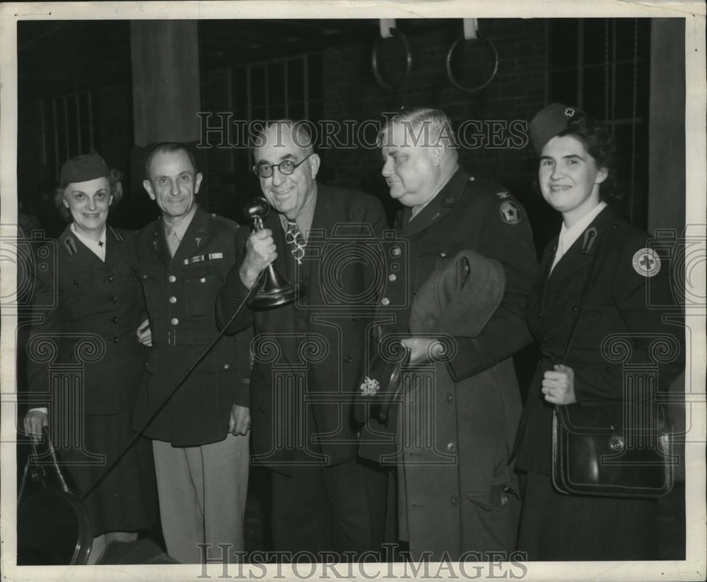 1945 Press Photo Ed Boig and Militarymen and Women - cvb76444 - Historic Images