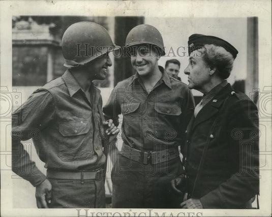 1944 Press Photo Egan Reiss, Jay Cohen, PFC, with Ohio Congresswoman Bolton - Historic Images