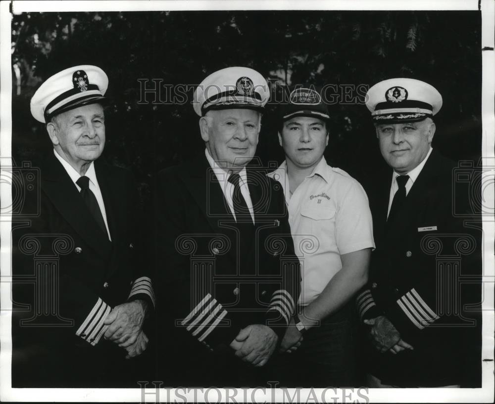 1987 Press Photo Capt. Vince Fryson and His Family - cvb76457 - Historic Images