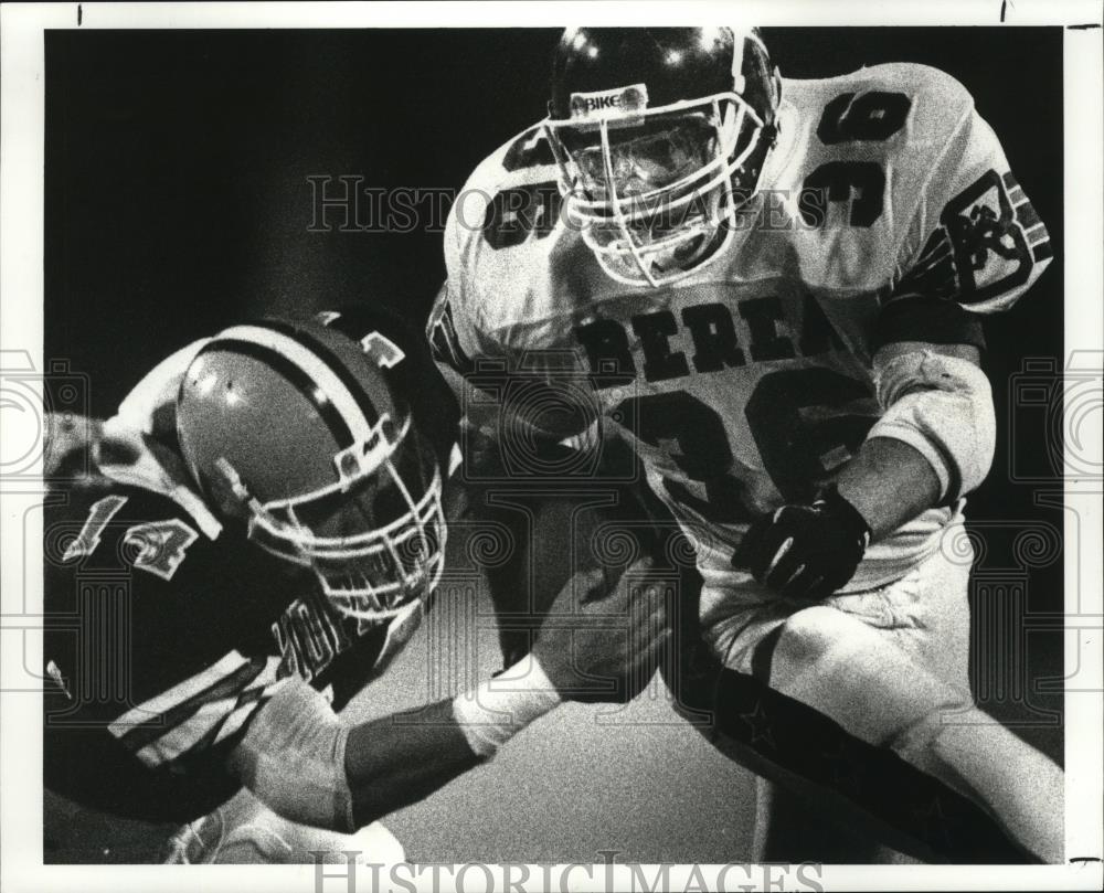 1989 Press Photo Midpark&#39;s Joe Marco and Barea&#39;s John Naklizki play football - Historic Images