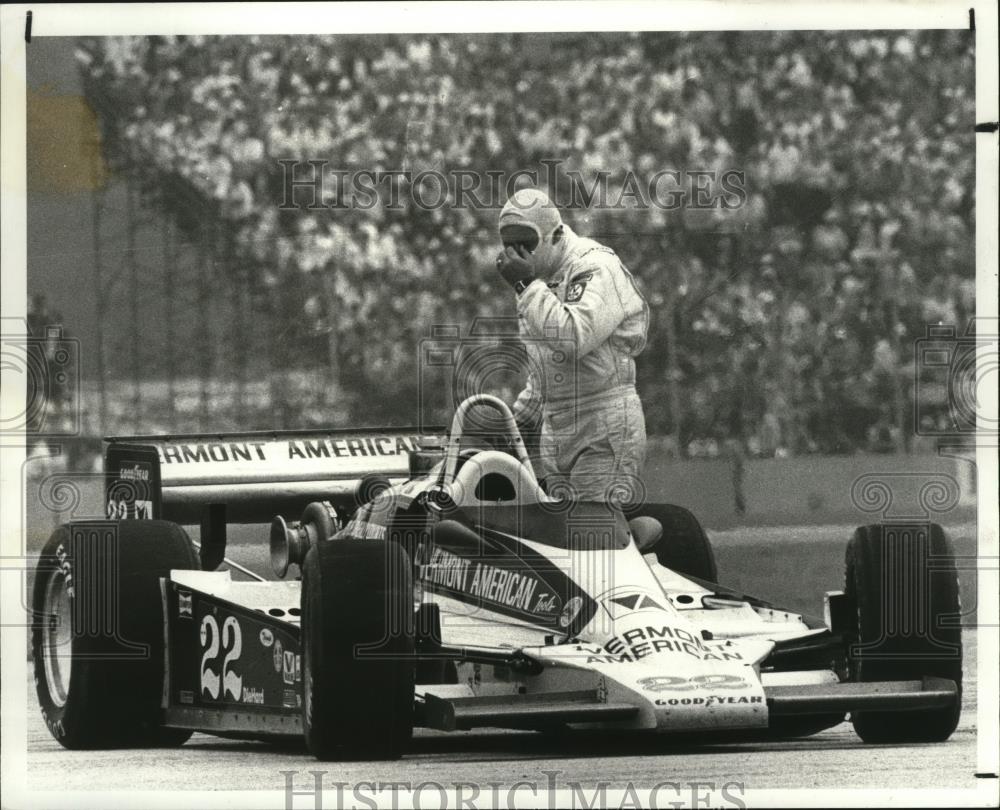 1982 Press PhotoDick Simon after a spin out at the Grand Prix - cvb76489 - Historic Images