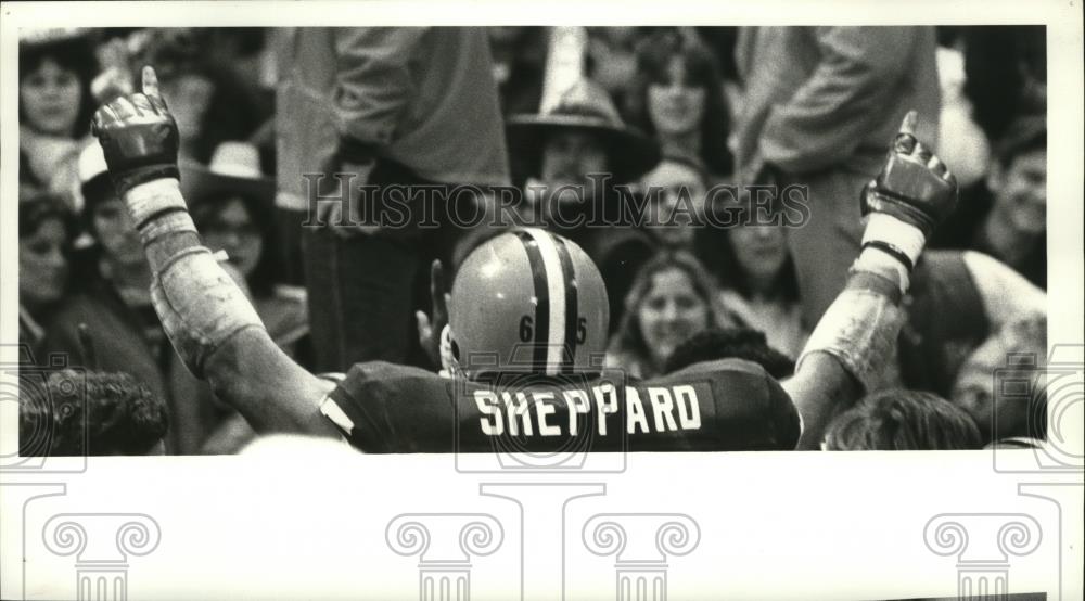 1980 Press Photo Henry Sheppard as he was going into the locker room - cvb76561 - Historic Images