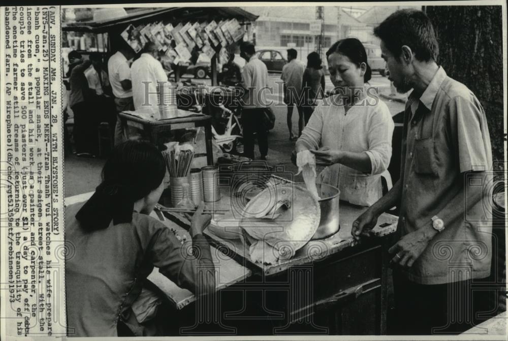 1973 Press Photo Tran Thanh Vui and his wife in their Saigon Street Stall - Historic Images