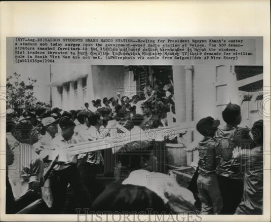 1964 Press Photo Demonstation at Saigon Radio Station - cvb76605 - Historic Images