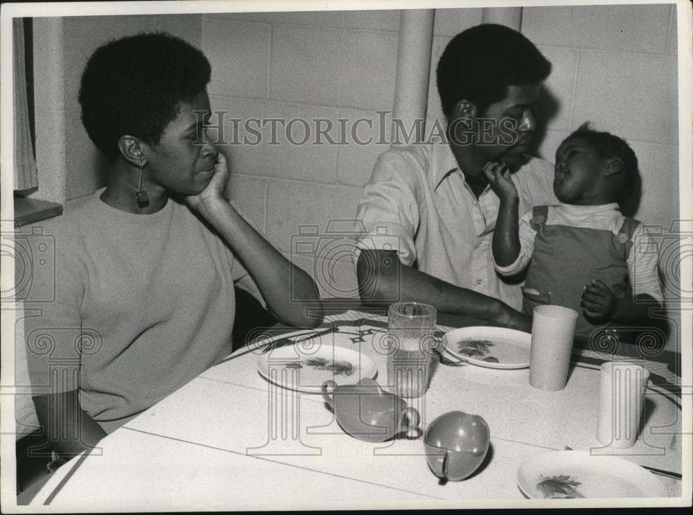 1971 Press Photo Vietnam Veteran With His Family - cvb76609 - Historic Images