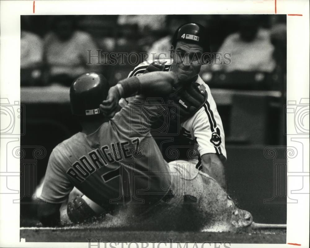 1991 Press Photo Ivan Rodriguez tagged out at home by Joel Skinner, in Texas - Historic Images