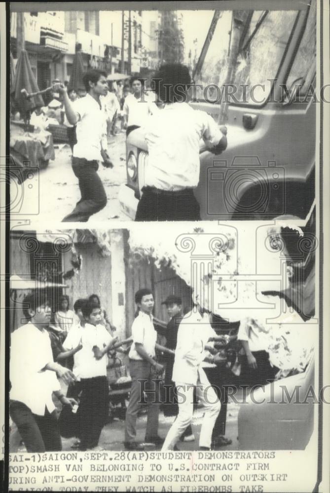 1971 Press Photo Students throwing firebombs in Saigon. - cvb76715 - Historic Images