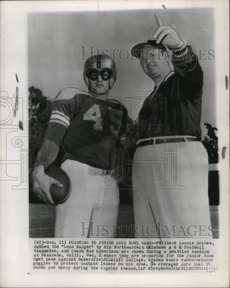 1953 Press Photo Lonnie Graham and Red Robertson at practice in Pasadena, CA - Historic Images