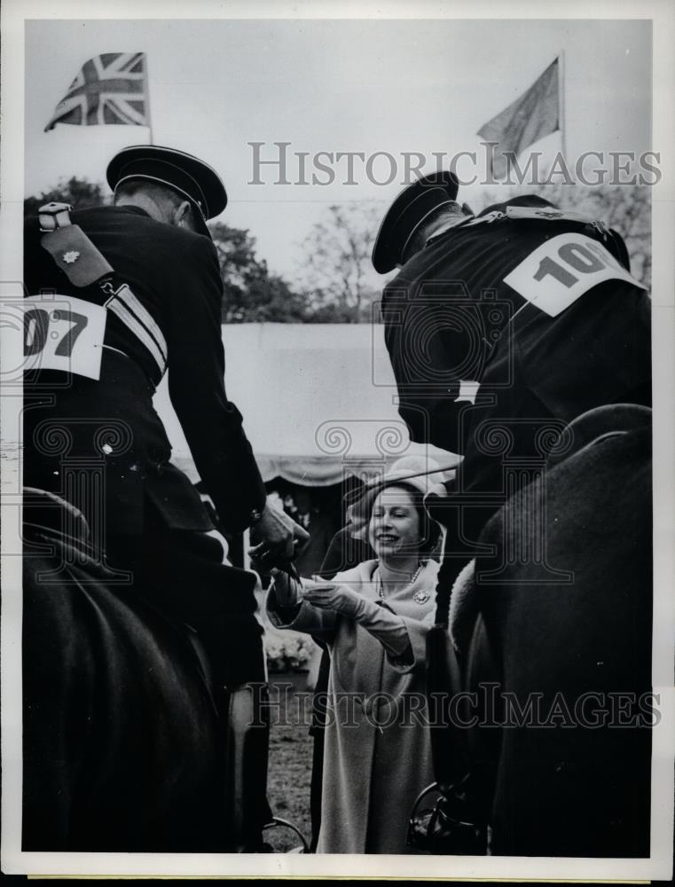 1962 Press Photo Britain's Queen Elizabeth II Giving Rosettes to Horsemen - Historic Images