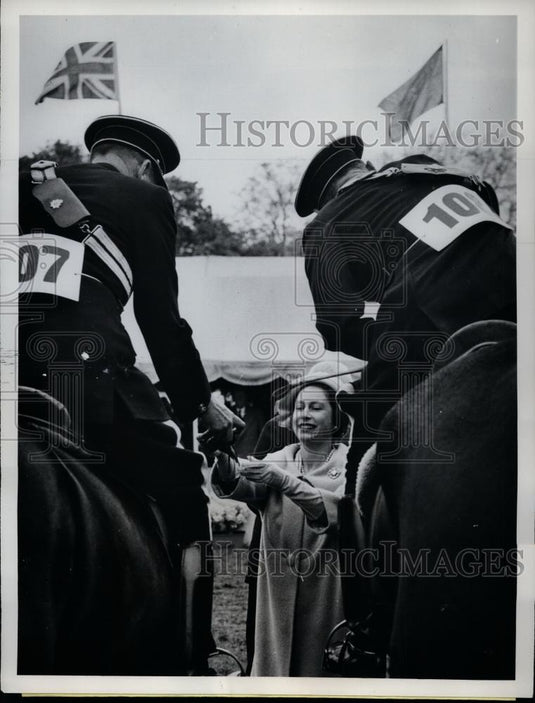 1962 Press Photo Britain's Queen Elizabeth II Giving Rosettes to Horsemen - Historic Images