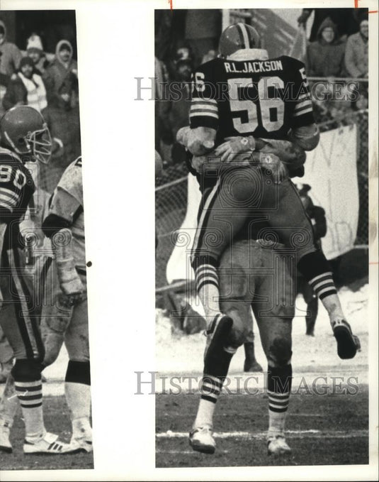 1981 Press Photo Cleveland Browns football R L Jackson lifted by Elvis Franks - Historic Images