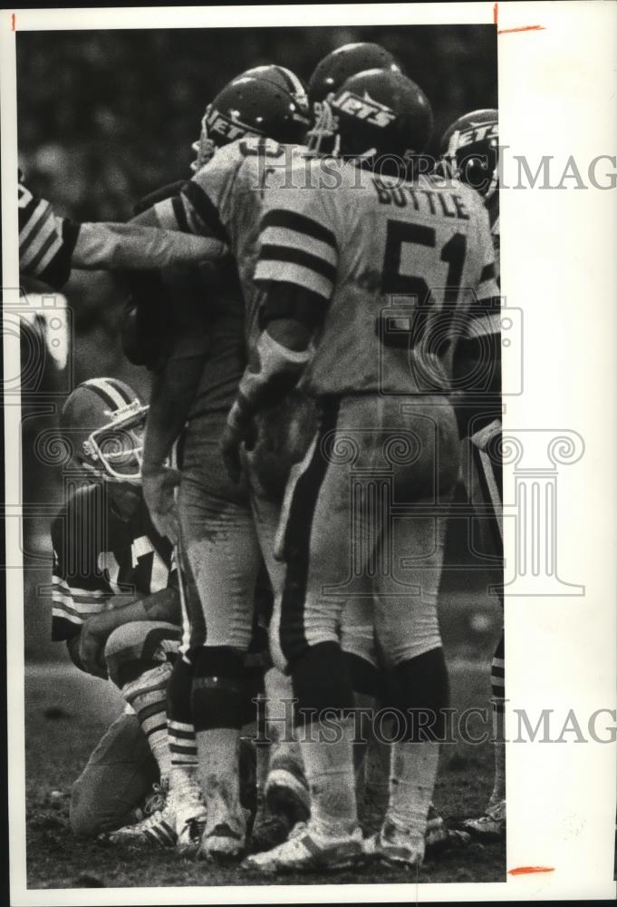 1980 Press Photo Brian Sipe Protects the Ball, Cleveland Browns - cvb7 -  Historic Images