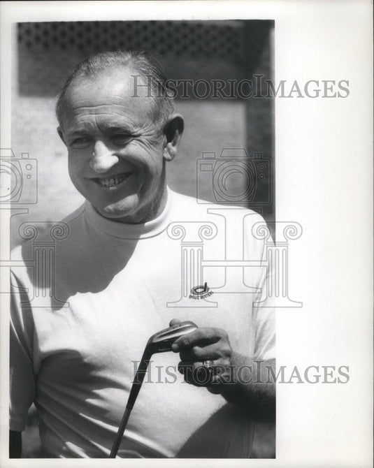 1970 Press Photo Dick Gallagher, football hall of fame, playing golf. - Historic Images