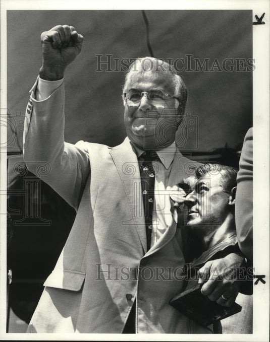 1984 Press Photo Mike McCormack during his installment at hall of fame - Historic Images